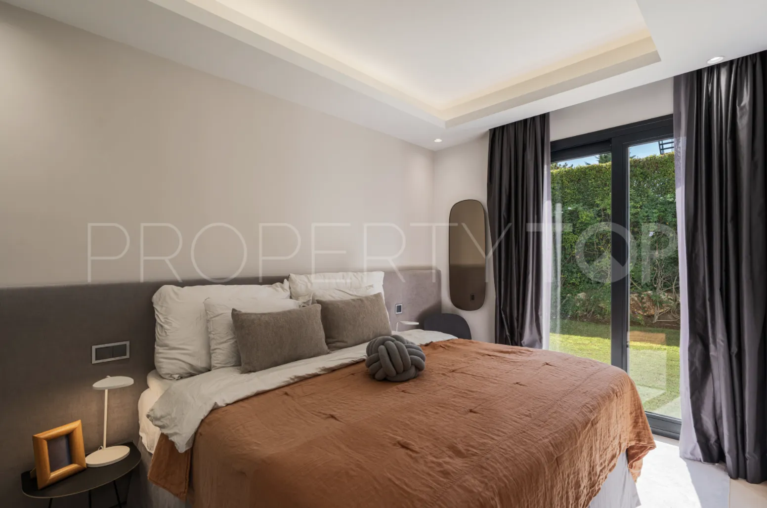 5 bedrooms villa for sale in Nueva Andalucia