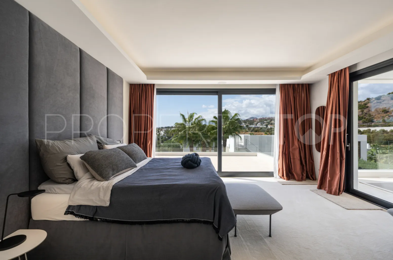 5 bedrooms villa for sale in Nueva Andalucia