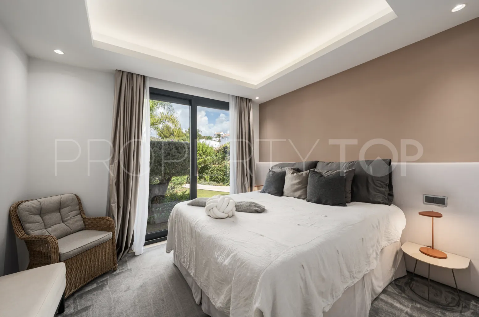 5 bedrooms villa for sale in Nueva Andalucia