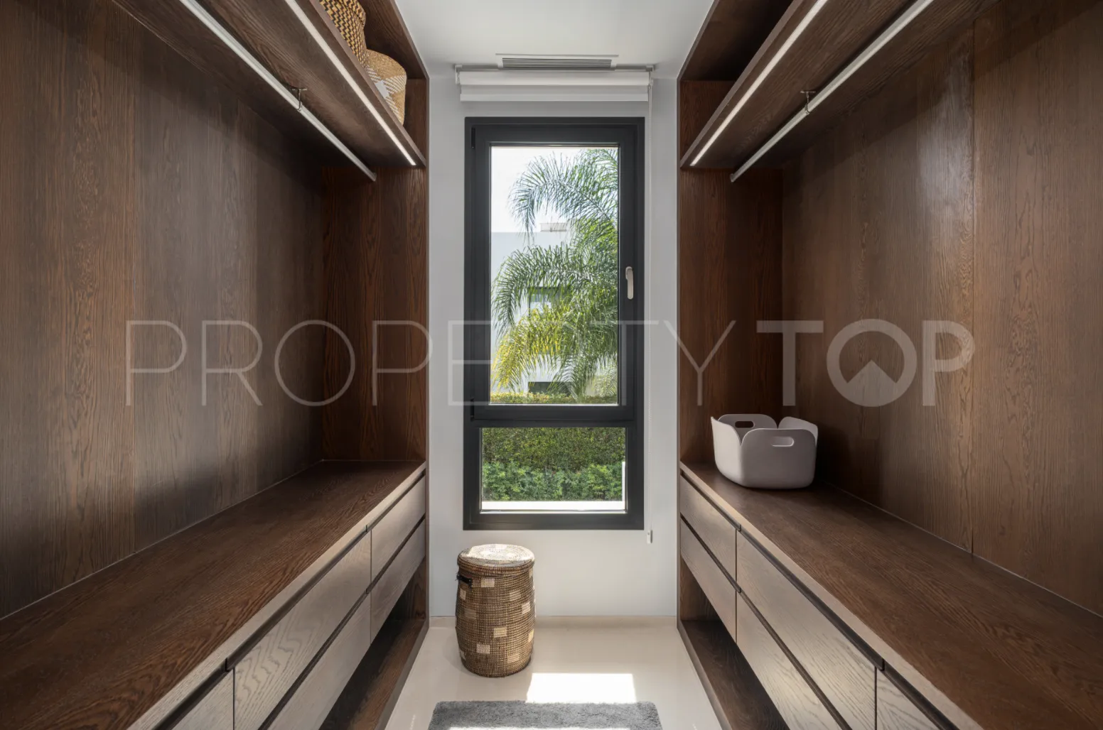 5 bedrooms villa for sale in Nueva Andalucia