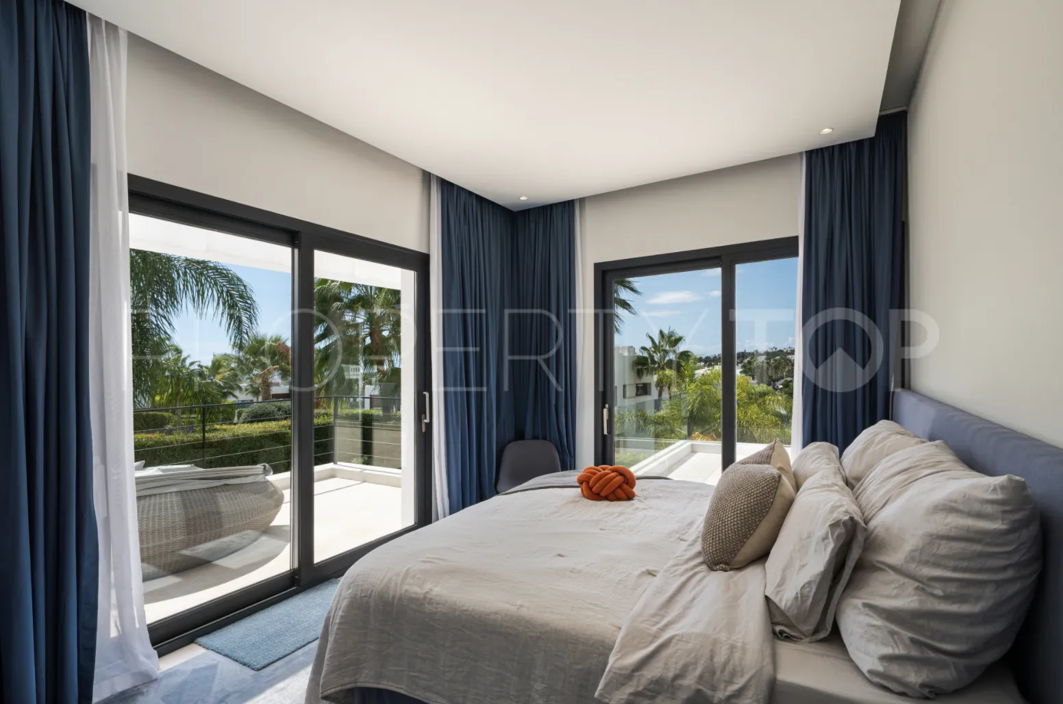 5 bedrooms villa for sale in Nueva Andalucia