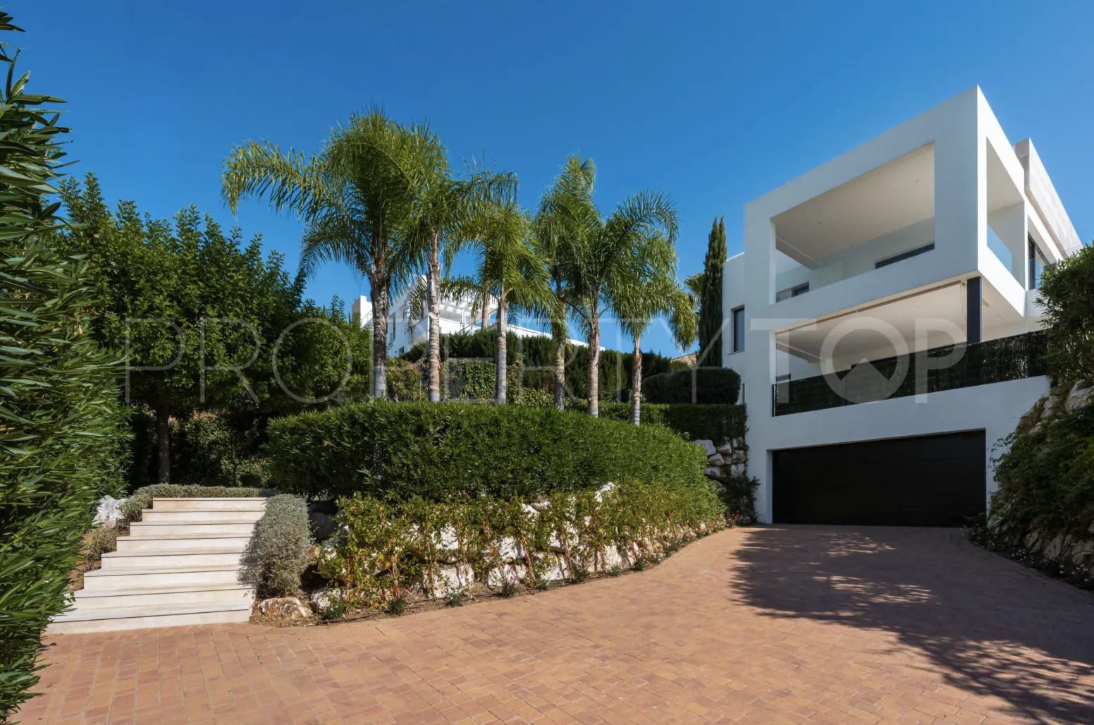 5 bedrooms villa for sale in Nueva Andalucia
