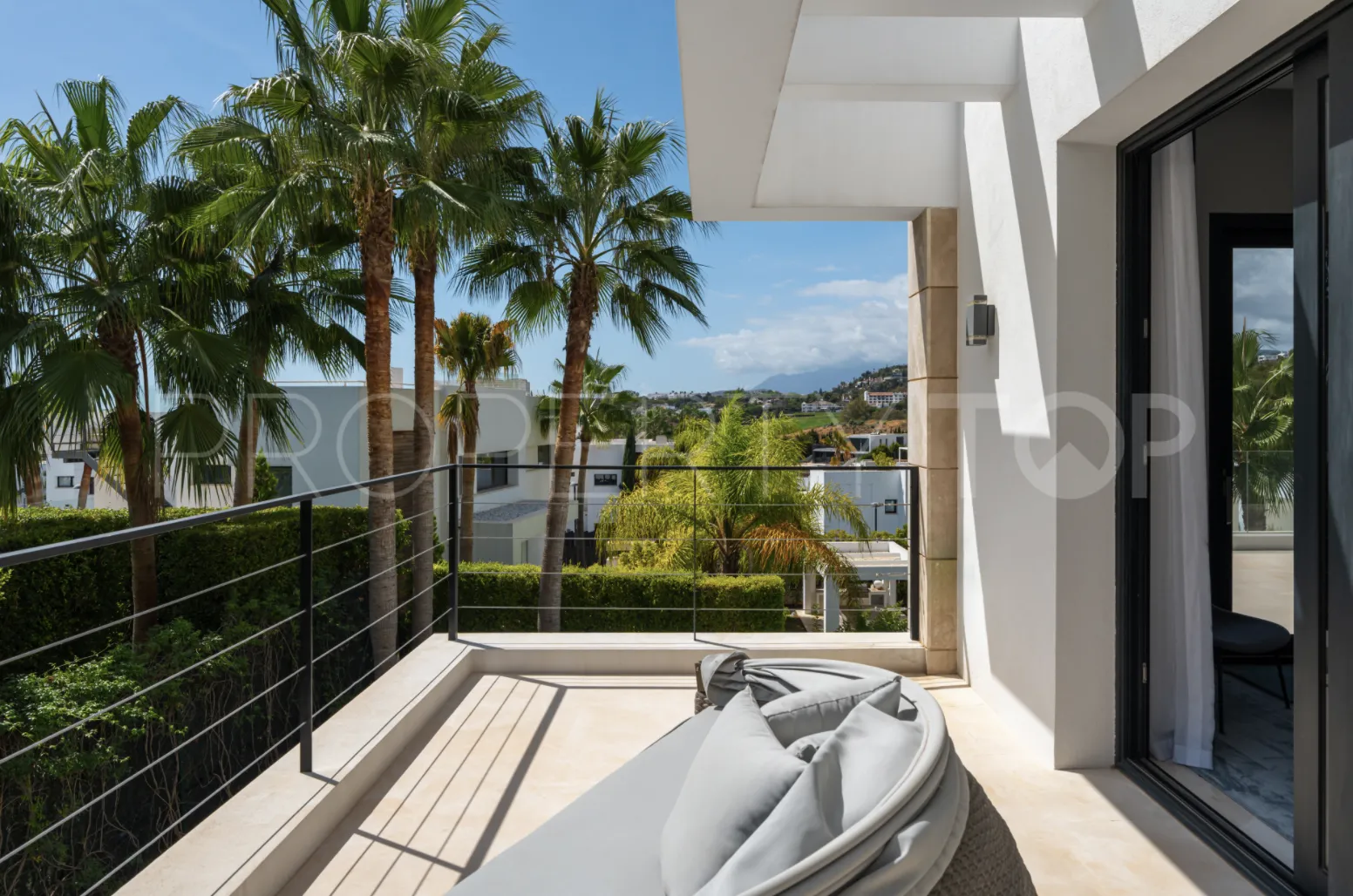 5 bedrooms villa for sale in Nueva Andalucia