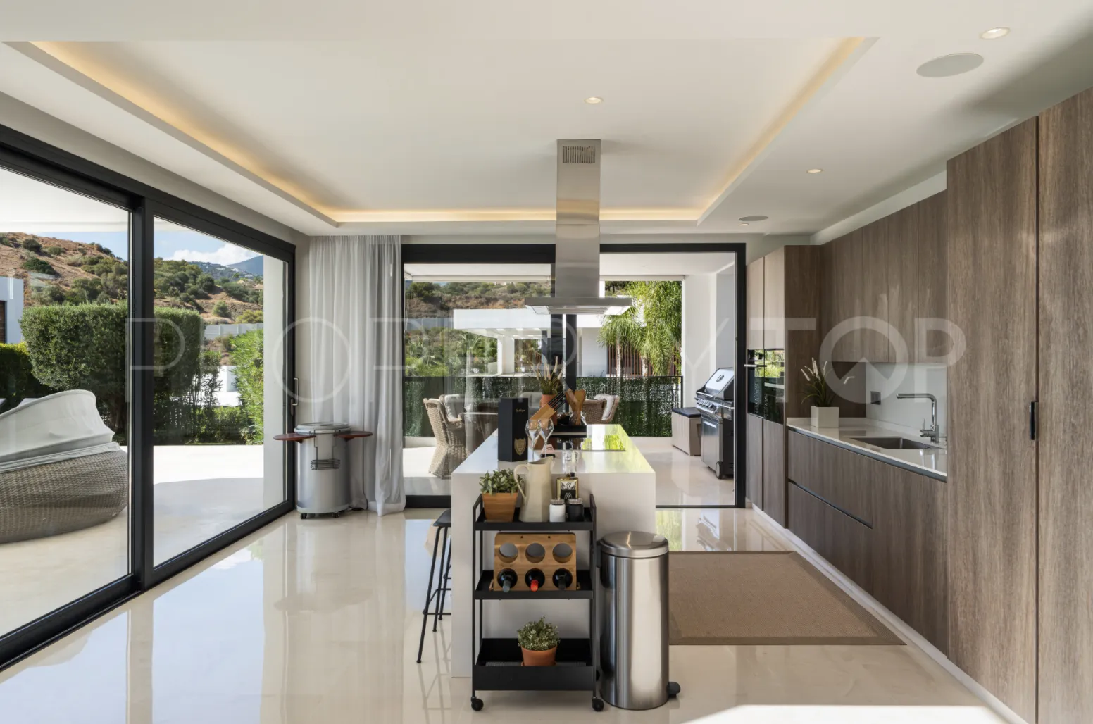 5 bedrooms villa for sale in Nueva Andalucia