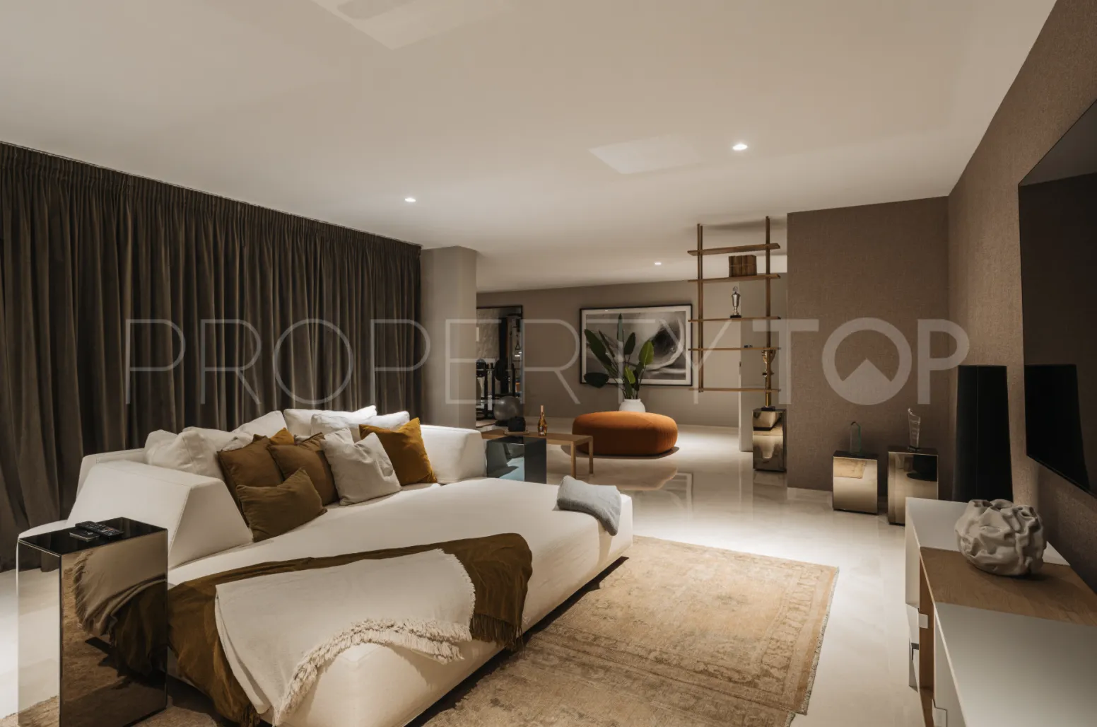 5 bedrooms villa for sale in Nueva Andalucia