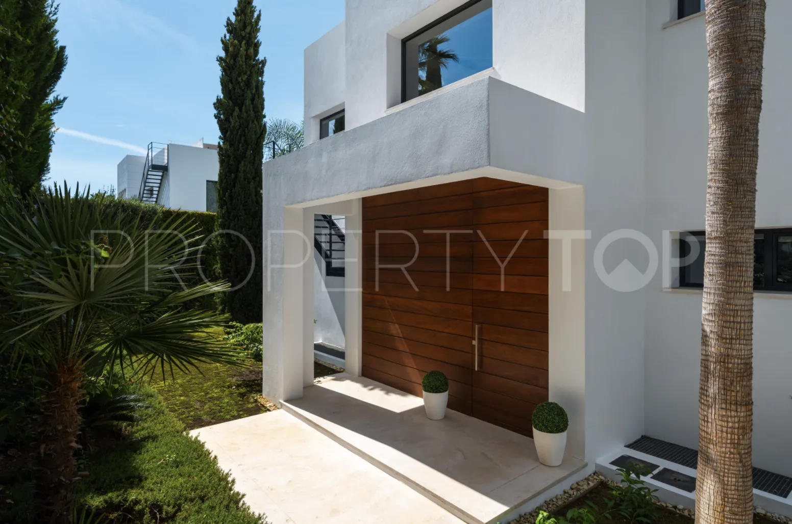 5 bedrooms villa for sale in Nueva Andalucia