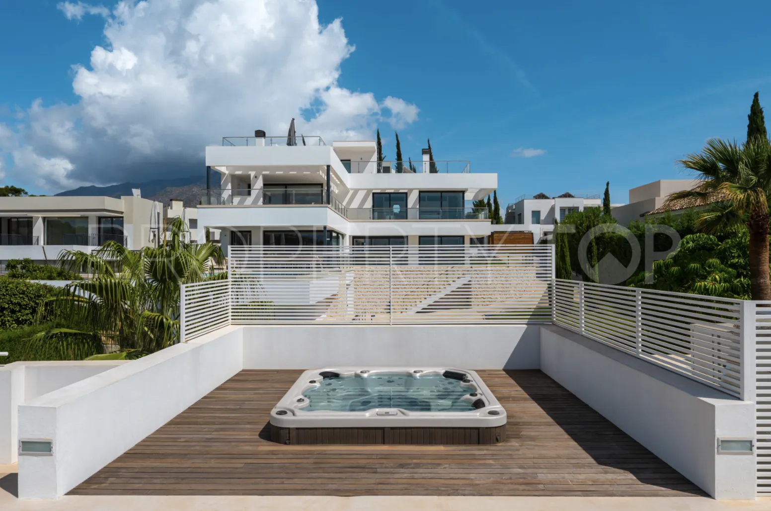 5 bedrooms villa for sale in Nueva Andalucia