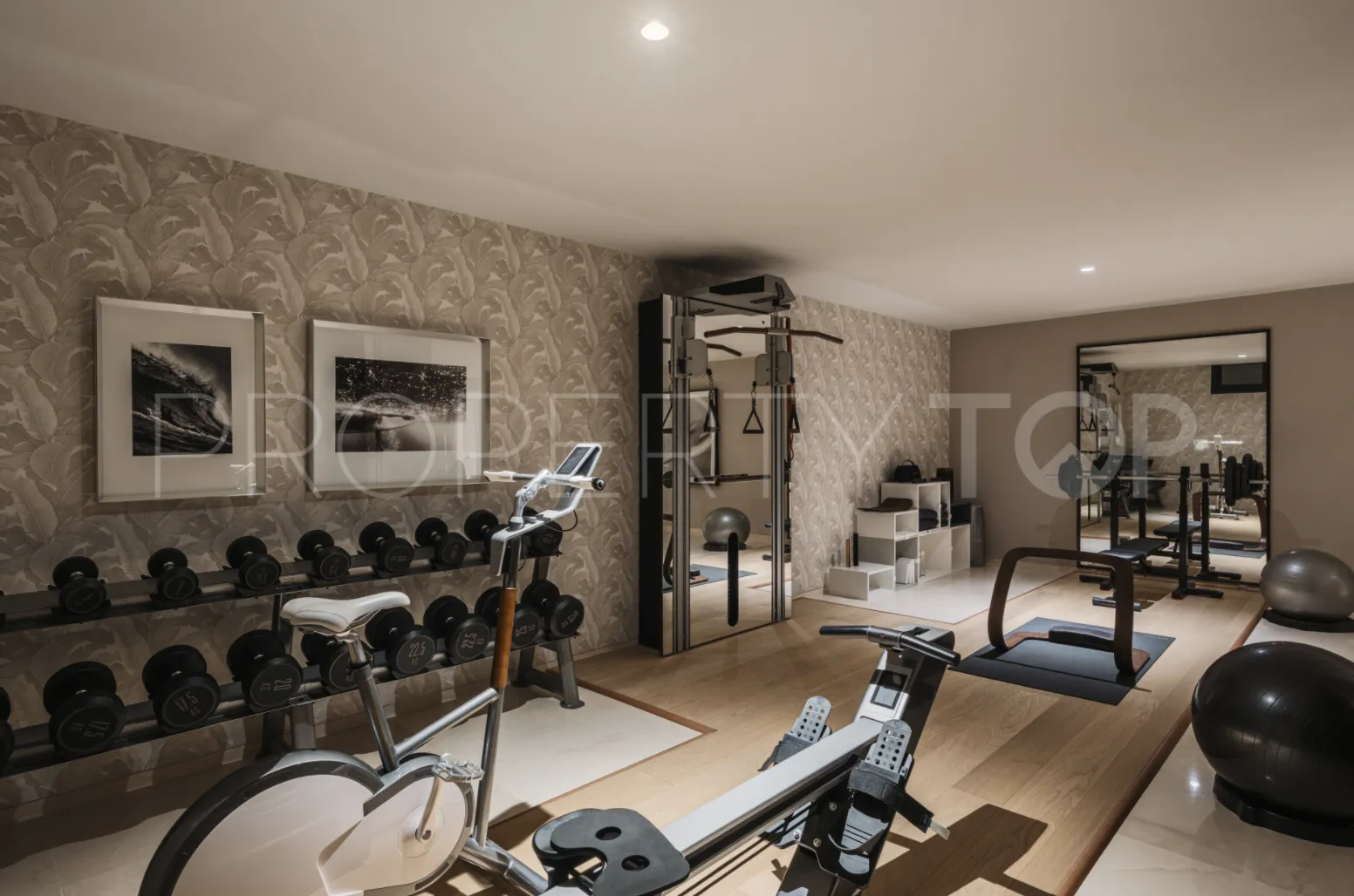 5 bedrooms villa for sale in Nueva Andalucia