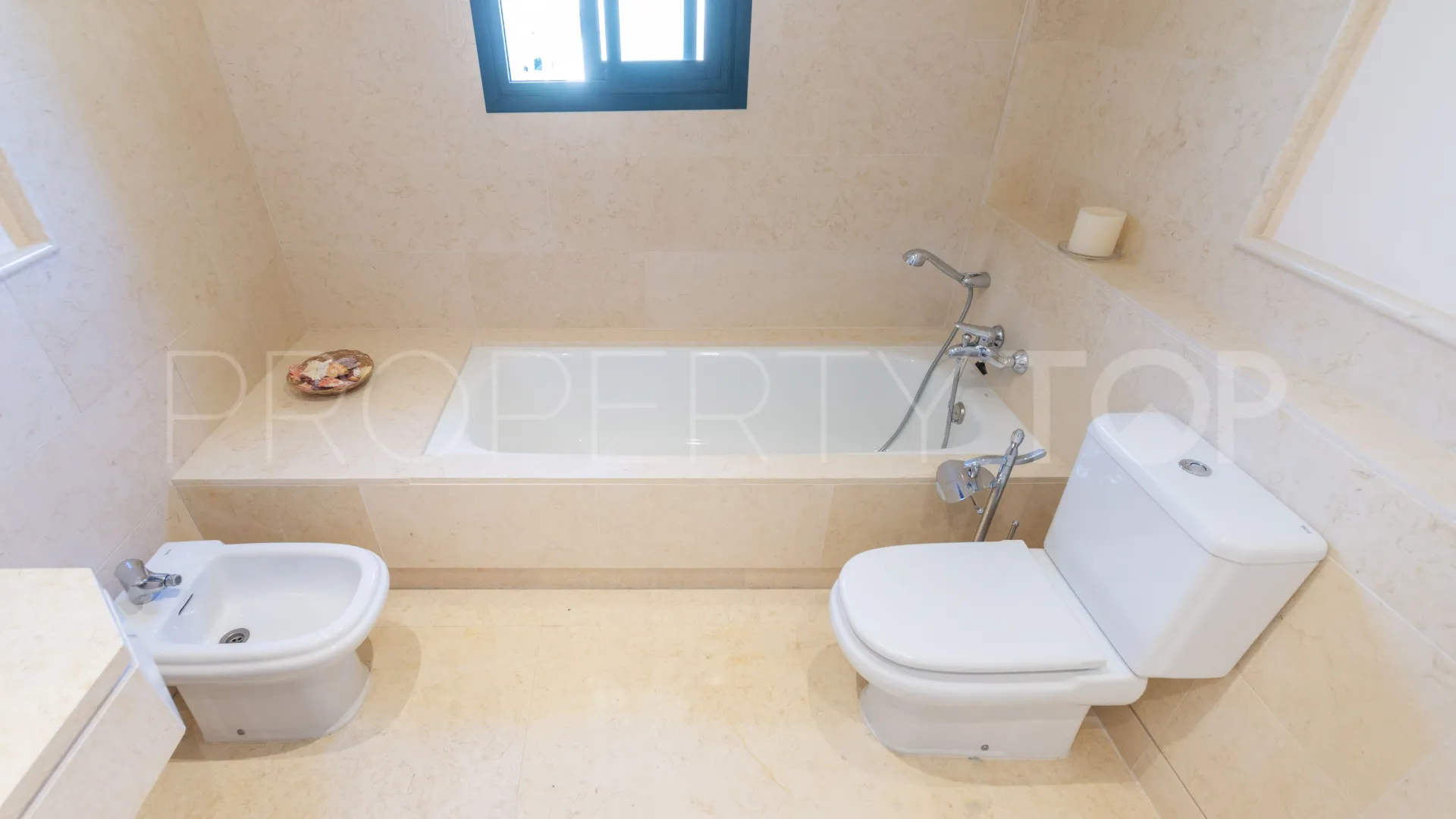 Duplex penthouse with 4 bedrooms for sale in Los Capanes del Golf