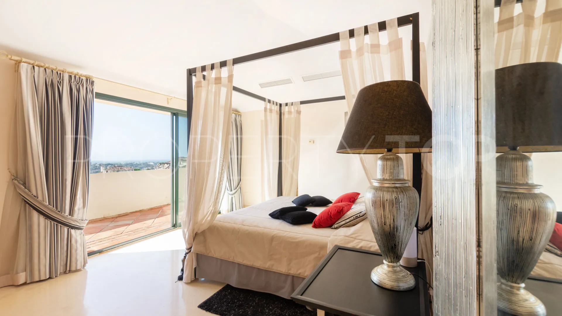 Duplex penthouse with 4 bedrooms for sale in Los Capanes del Golf