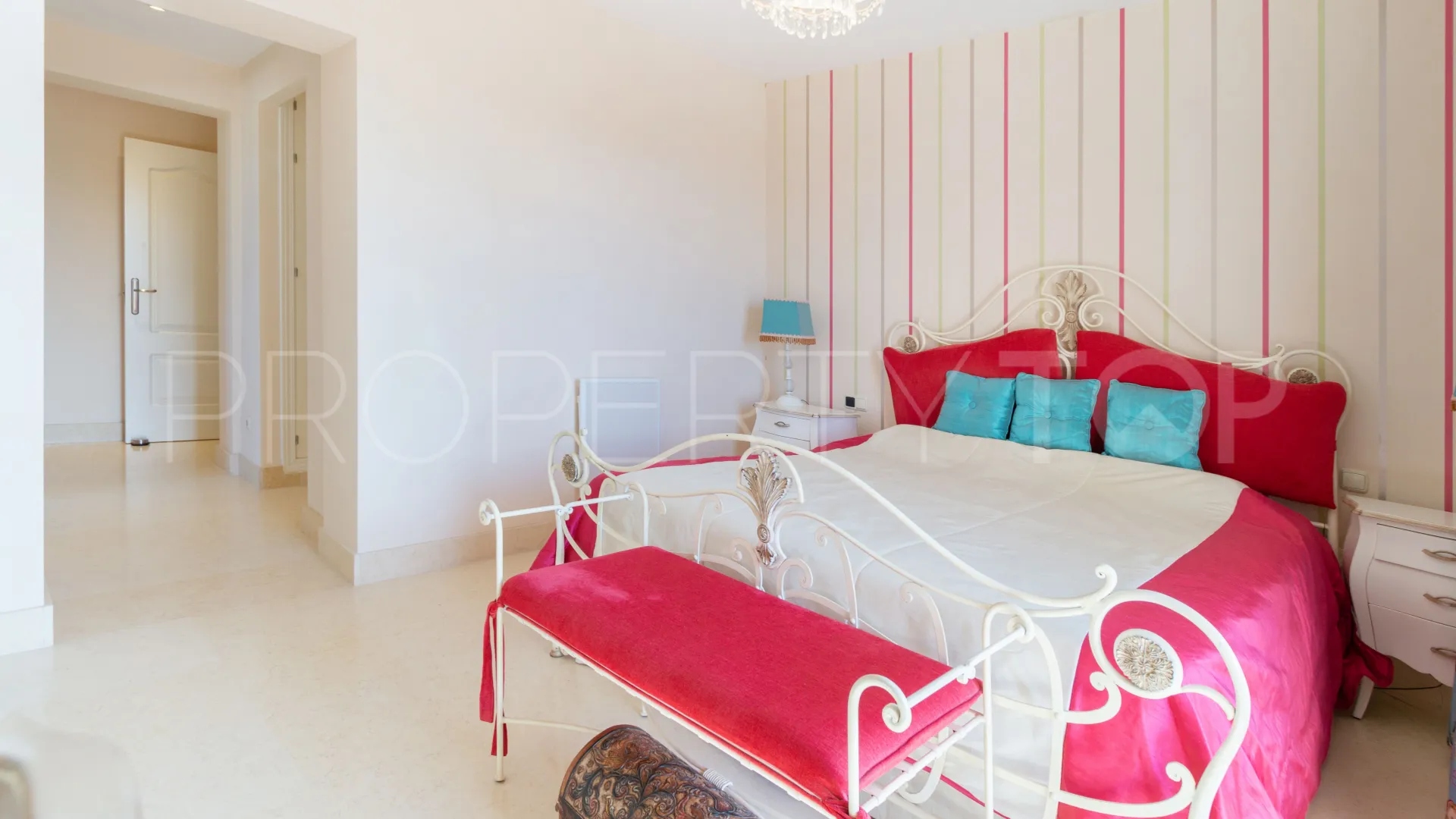 Duplex penthouse with 4 bedrooms for sale in Los Capanes del Golf
