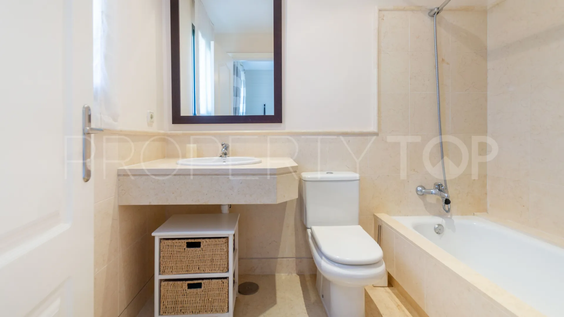 Duplex penthouse with 4 bedrooms for sale in Los Capanes del Golf