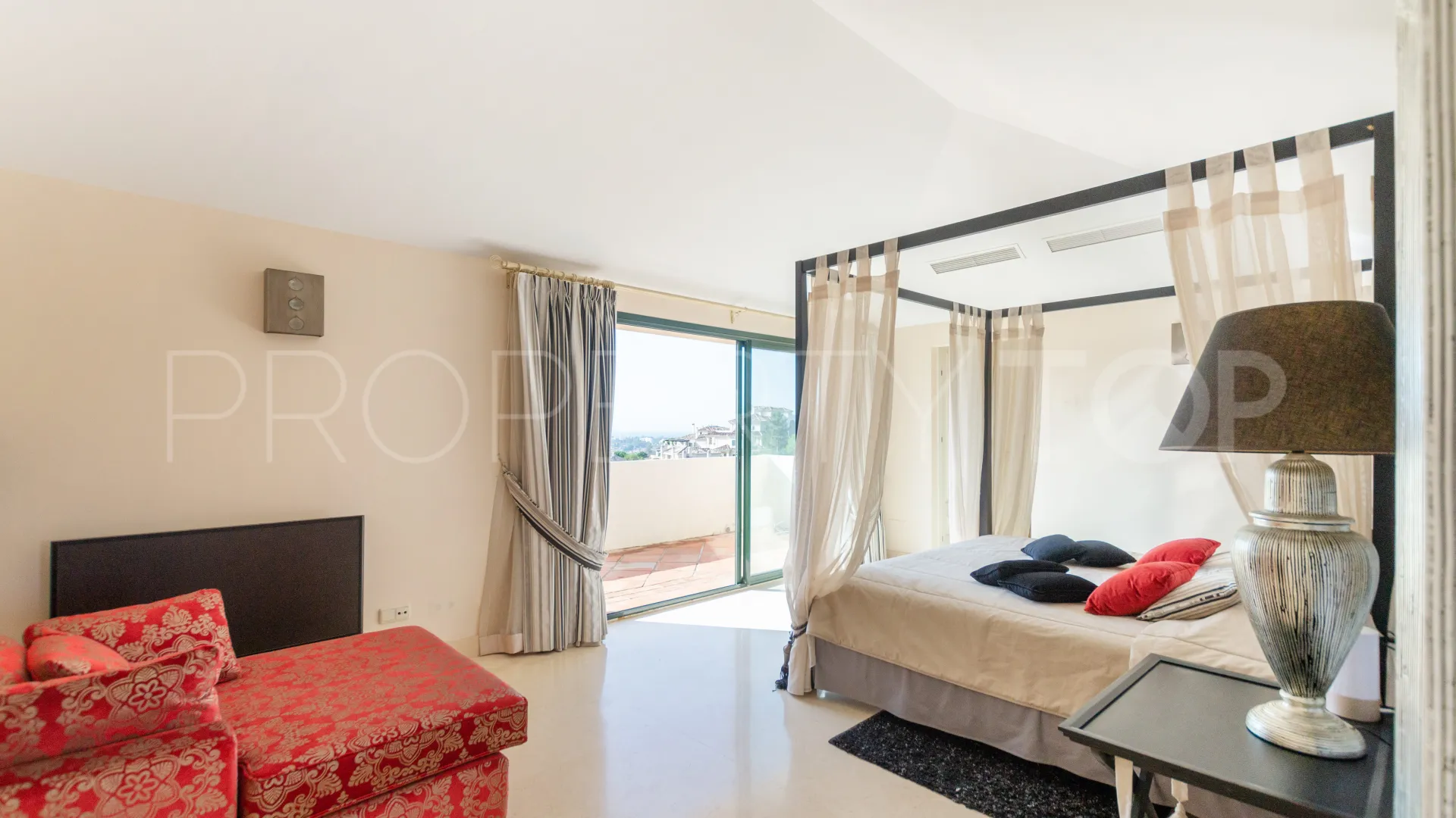 Duplex penthouse with 4 bedrooms for sale in Los Capanes del Golf