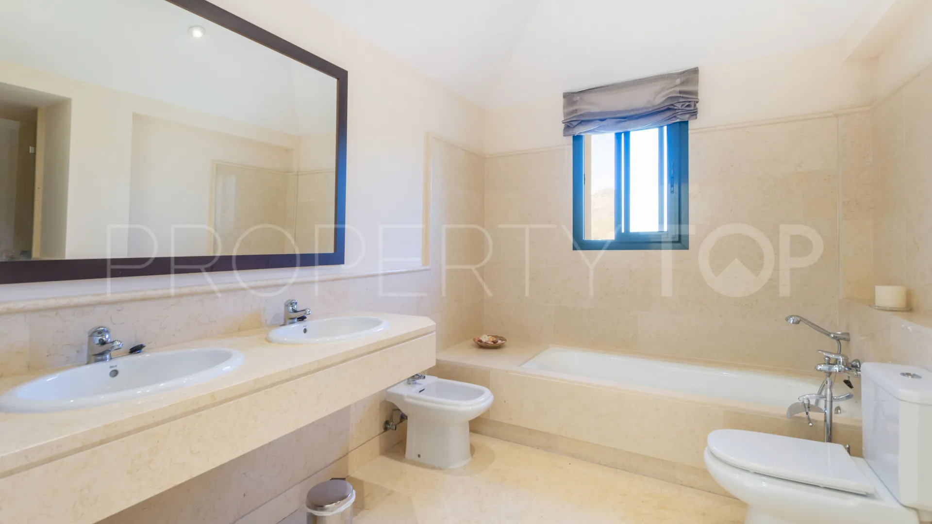 Duplex penthouse with 4 bedrooms for sale in Los Capanes del Golf