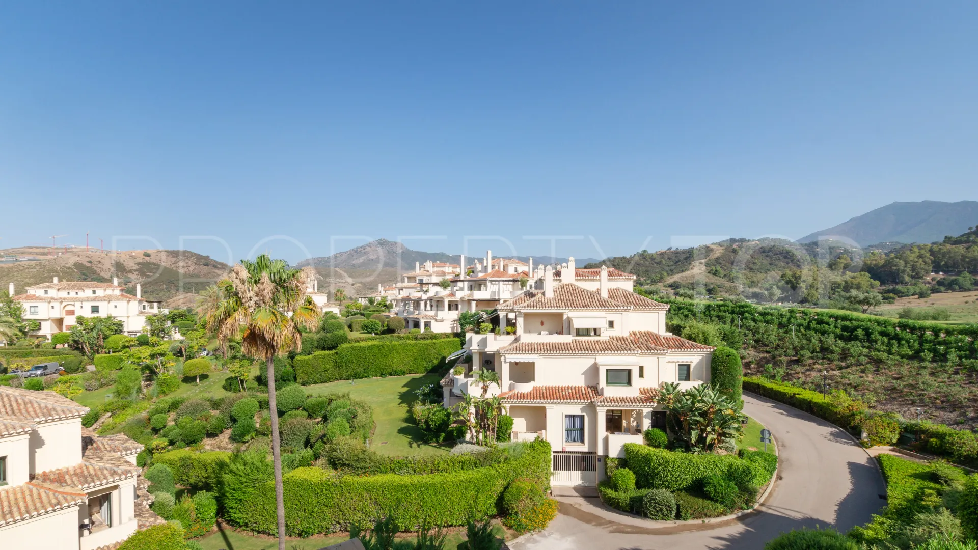 Duplex penthouse with 4 bedrooms for sale in Los Capanes del Golf
