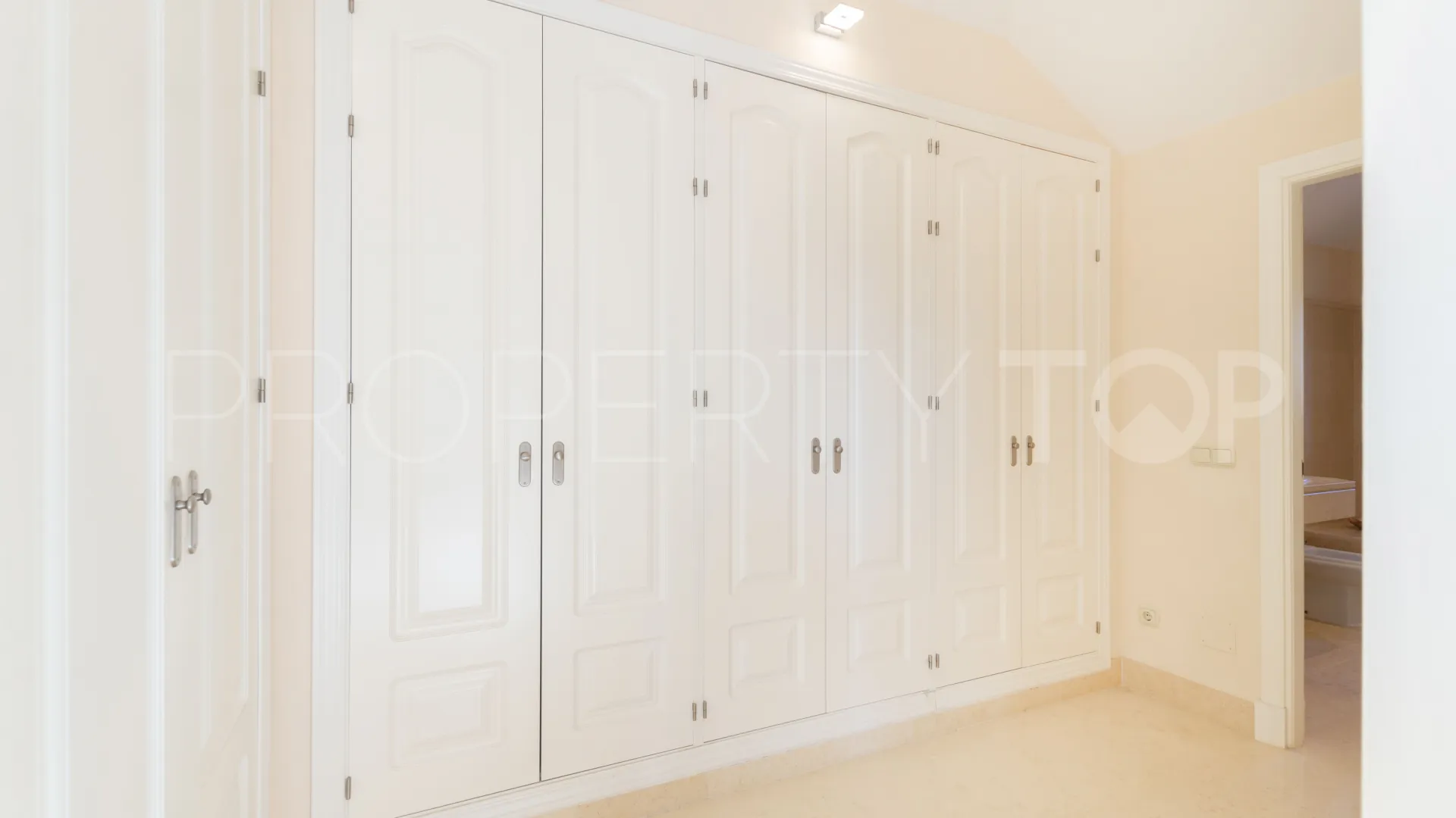 Duplex penthouse with 4 bedrooms for sale in Los Capanes del Golf