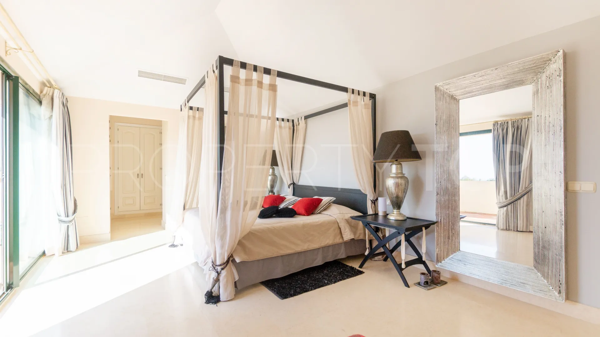 Duplex penthouse with 4 bedrooms for sale in Los Capanes del Golf