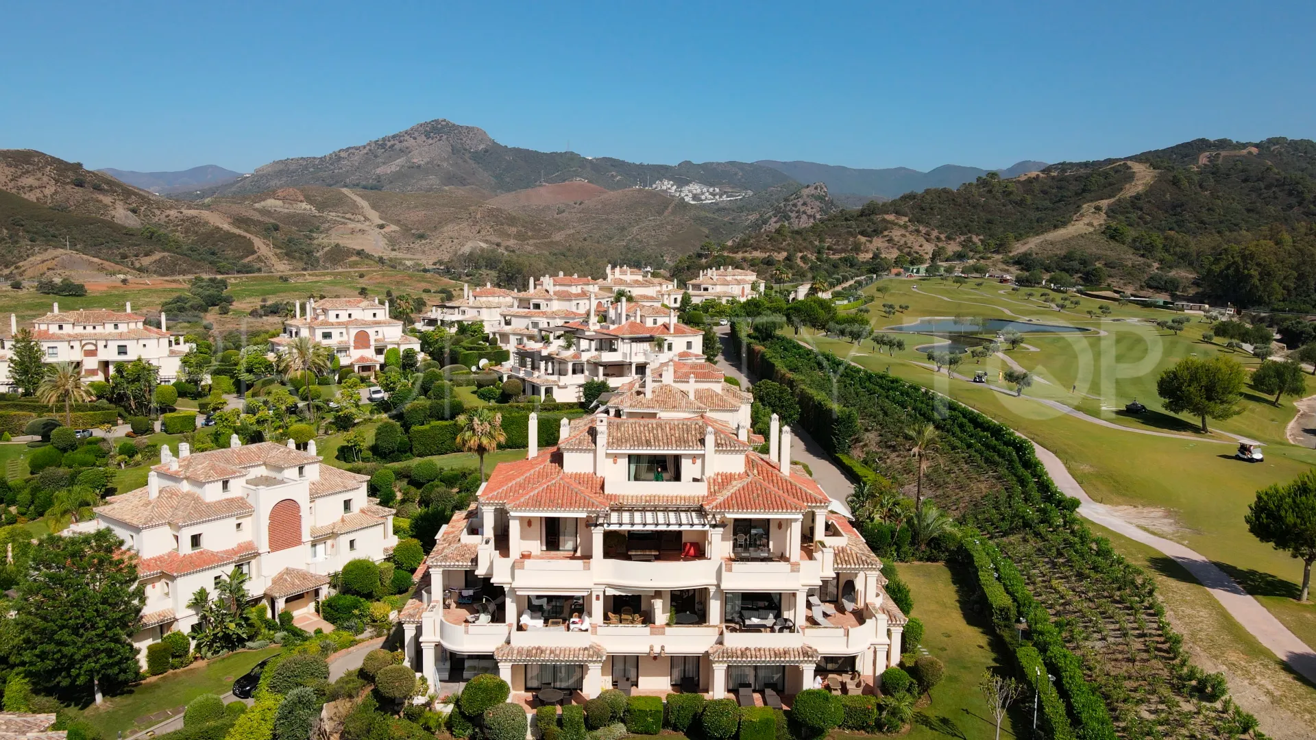 Duplex penthouse with 4 bedrooms for sale in Los Capanes del Golf