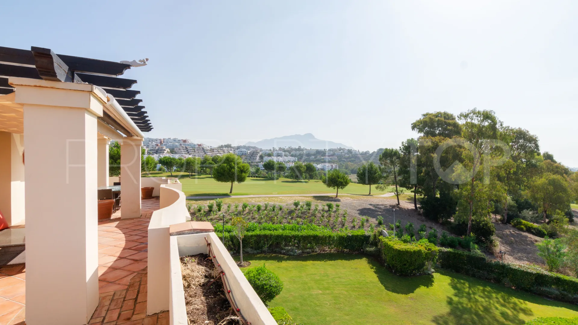 Duplex penthouse with 4 bedrooms for sale in Los Capanes del Golf