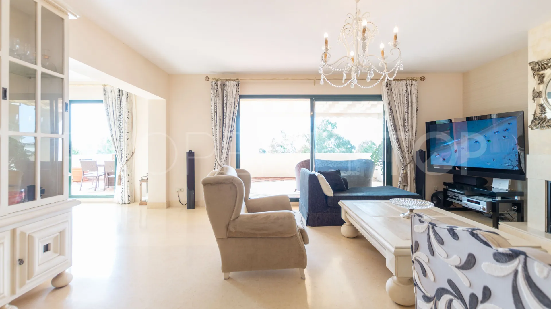Duplex penthouse with 4 bedrooms for sale in Los Capanes del Golf