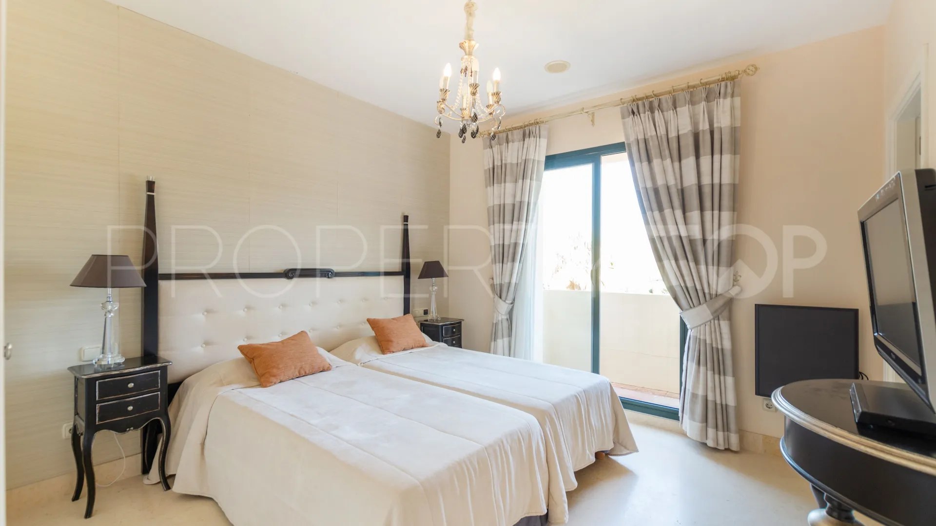 Duplex penthouse with 4 bedrooms for sale in Los Capanes del Golf