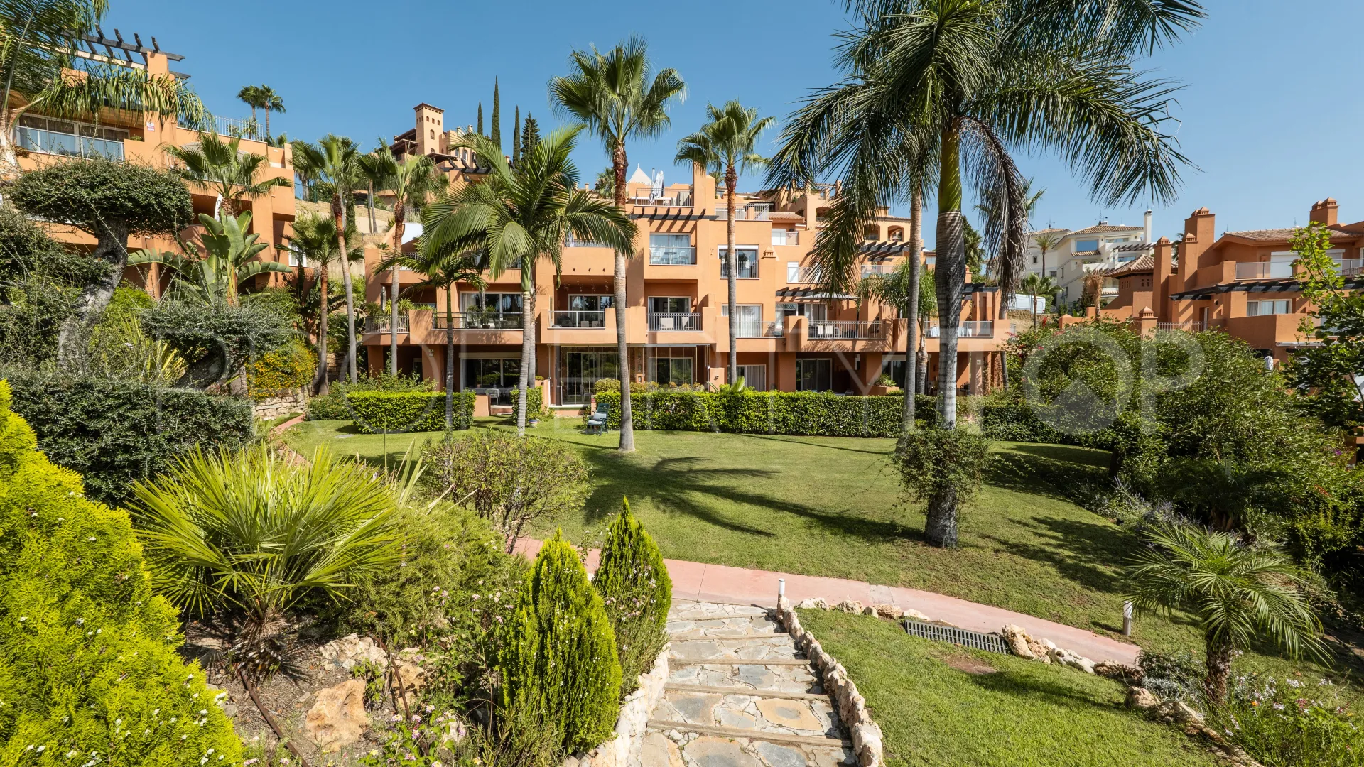 Apartamento planta baja en venta en Alminar de Marbella