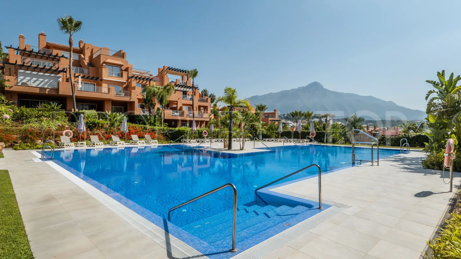 Apartamento planta baja en venta en Alminar de Marbella
