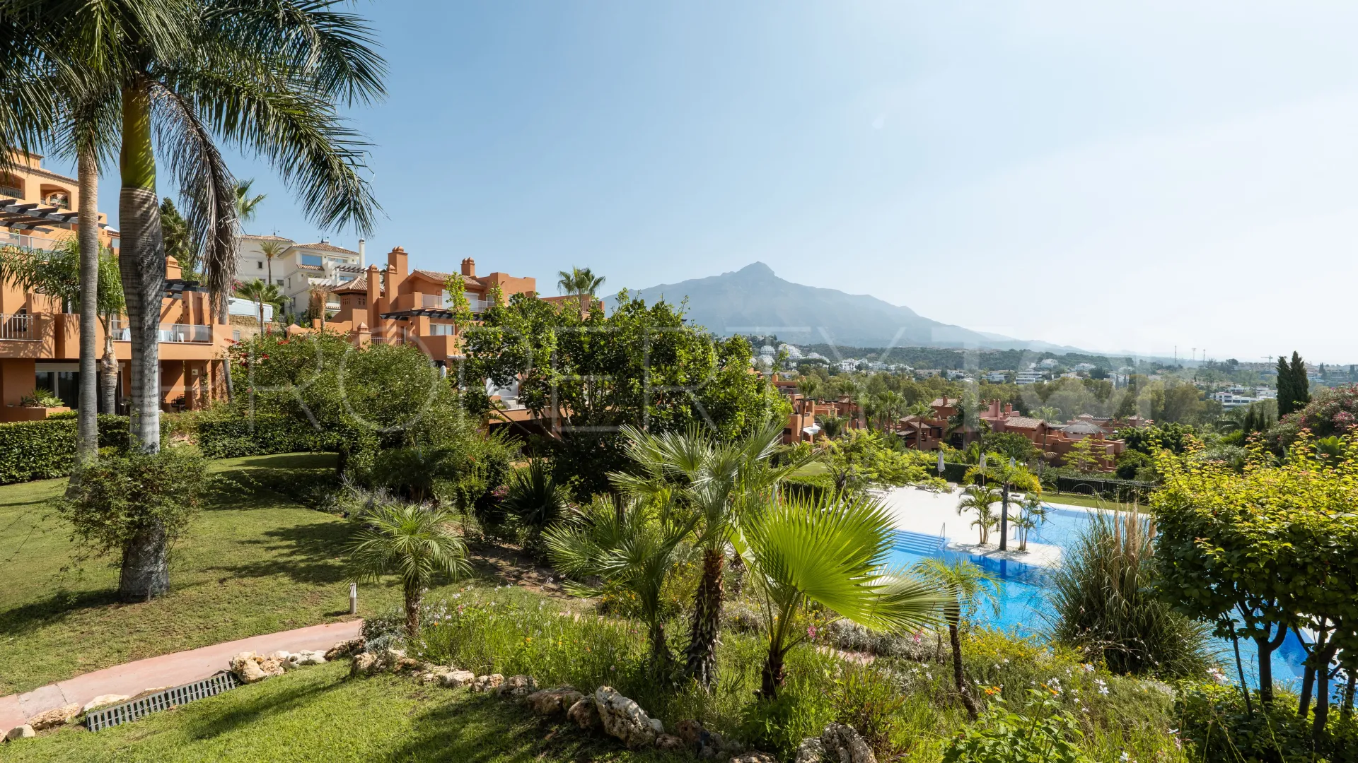 Apartamento planta baja en venta en Alminar de Marbella