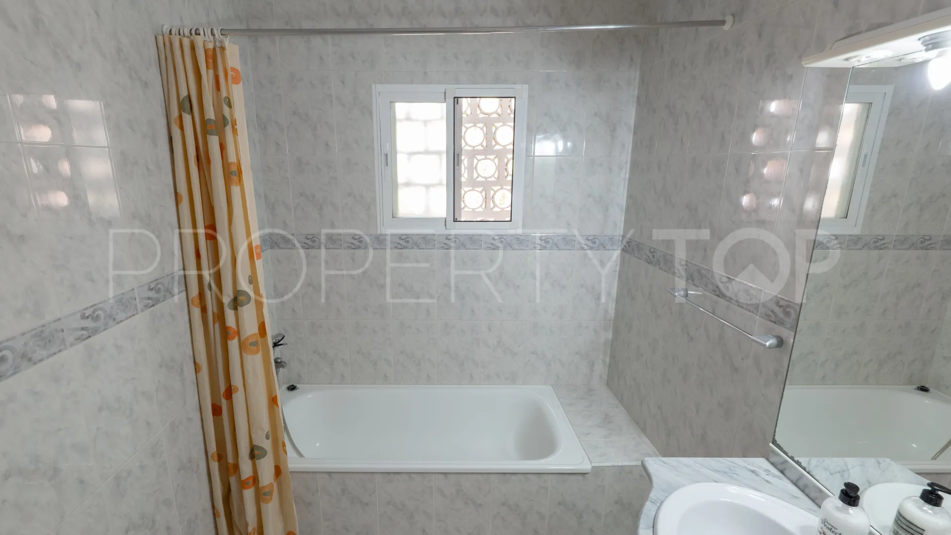 Adosado en venta en Nueva Andalucia de 4 dormitorios