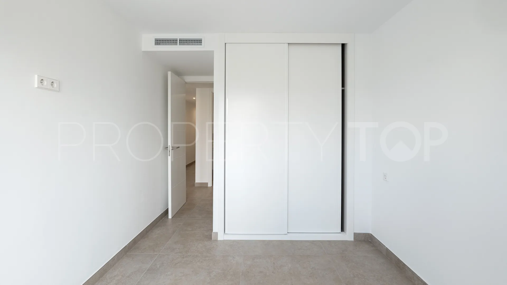 Comprar apartamento planta baja con 3 dormitorios en Cancelada