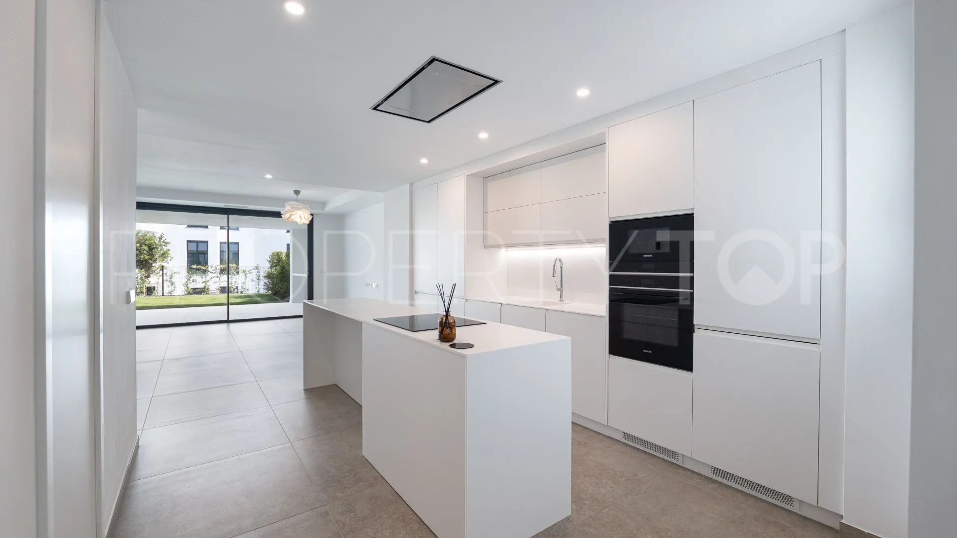 Comprar apartamento planta baja con 3 dormitorios en Cancelada