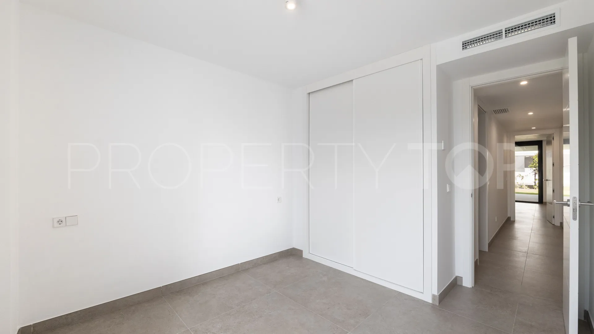 Comprar apartamento planta baja con 3 dormitorios en Cancelada