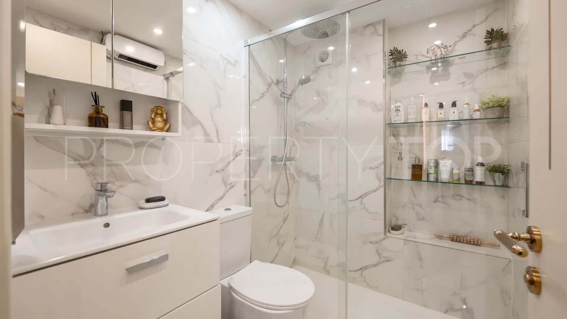 Se vende apartamento con 2 dormitorios en Marina Banus