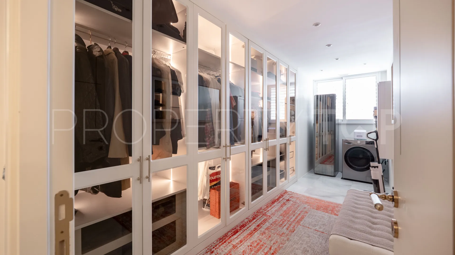 Se vende apartamento con 2 dormitorios en Marina Banus