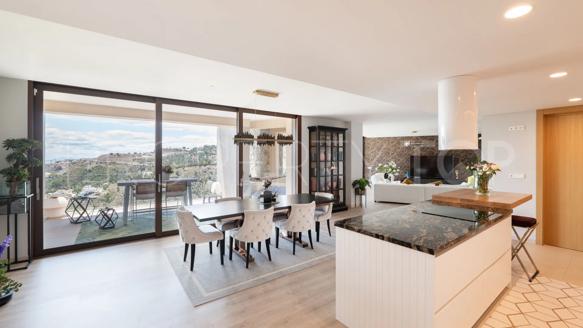 Apartment for sale in Real de La Quinta with 4 bedrooms