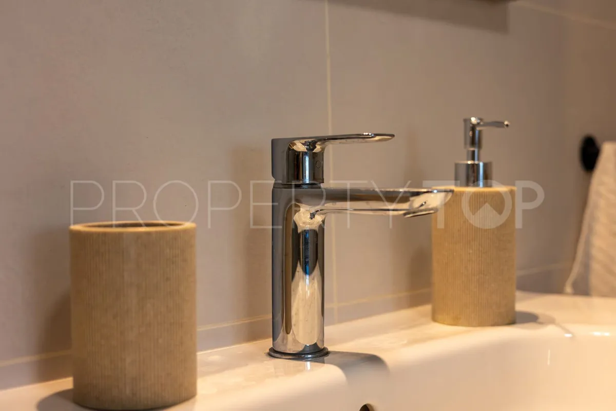 Apartamento planta baja a la venta con 3 dormitorios en Estepona