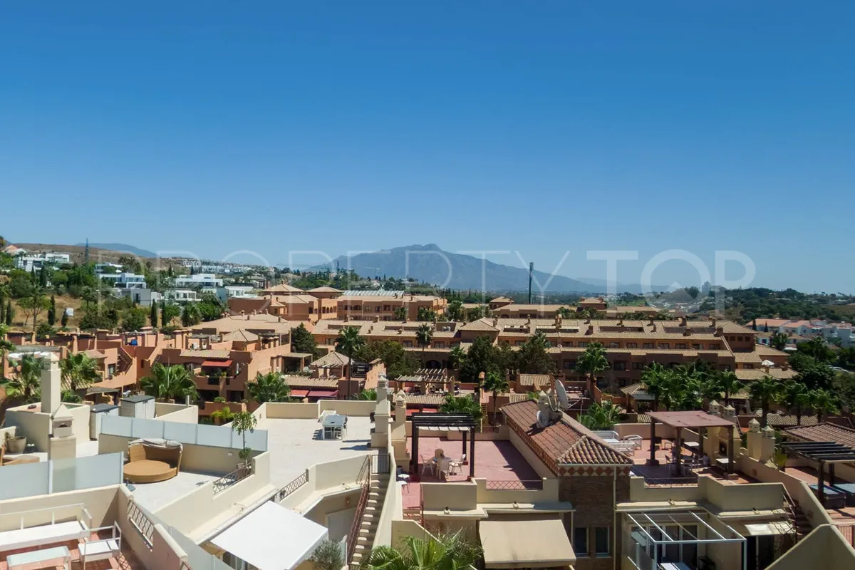 2 bedrooms penthouse in Benahavis for sale