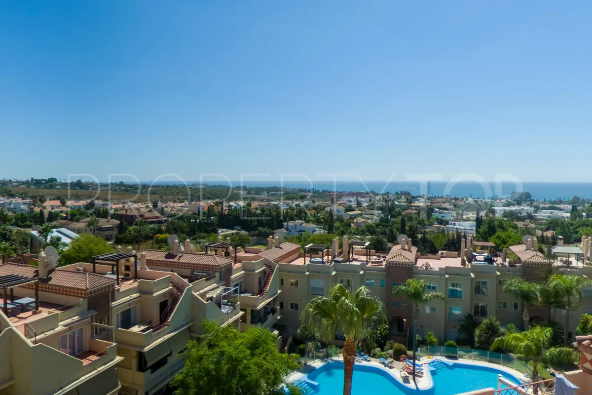 2 bedrooms penthouse in Benahavis for sale