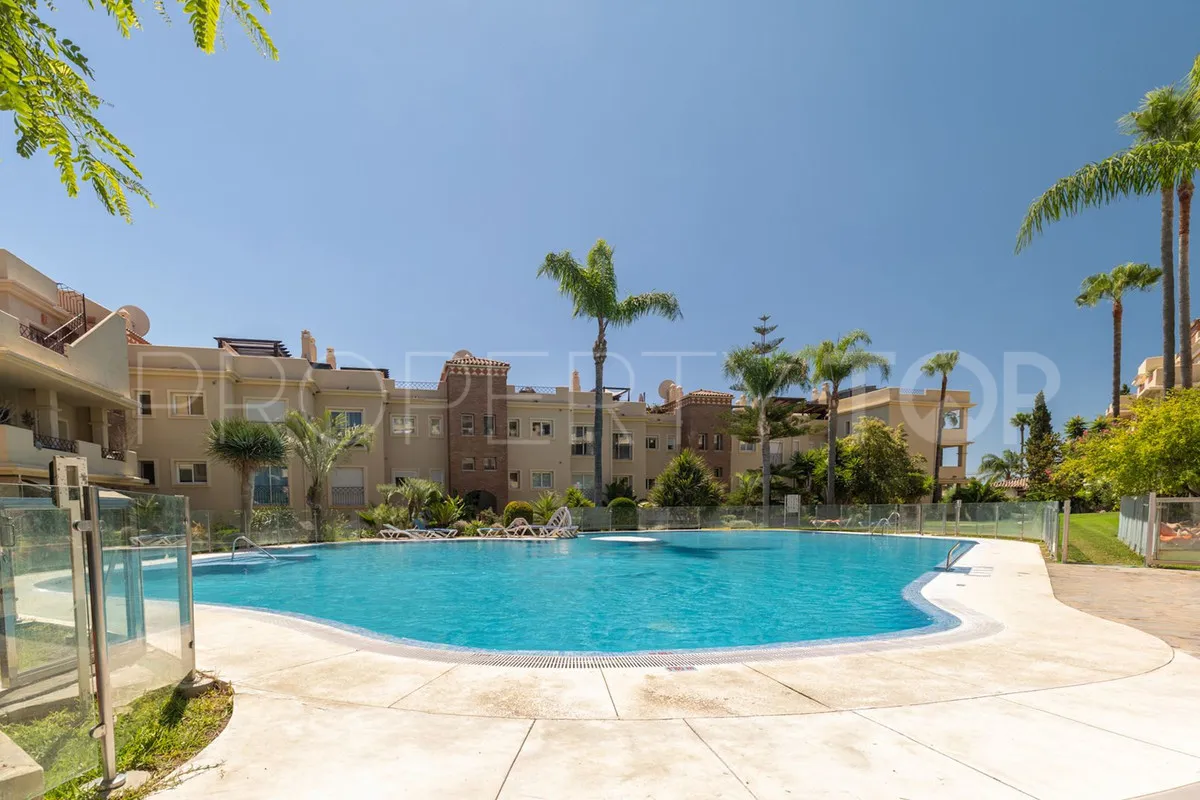 2 bedrooms penthouse in Benahavis for sale