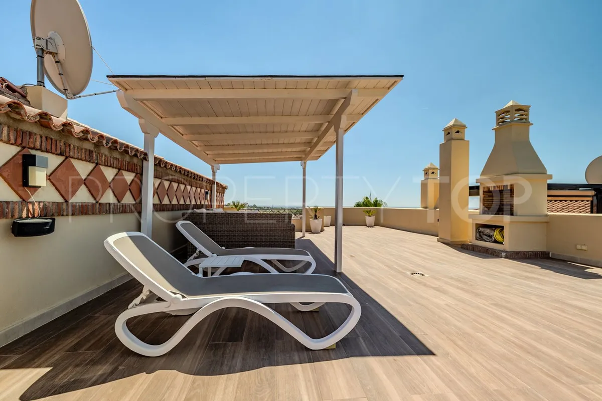 2 bedrooms penthouse in Benahavis for sale
