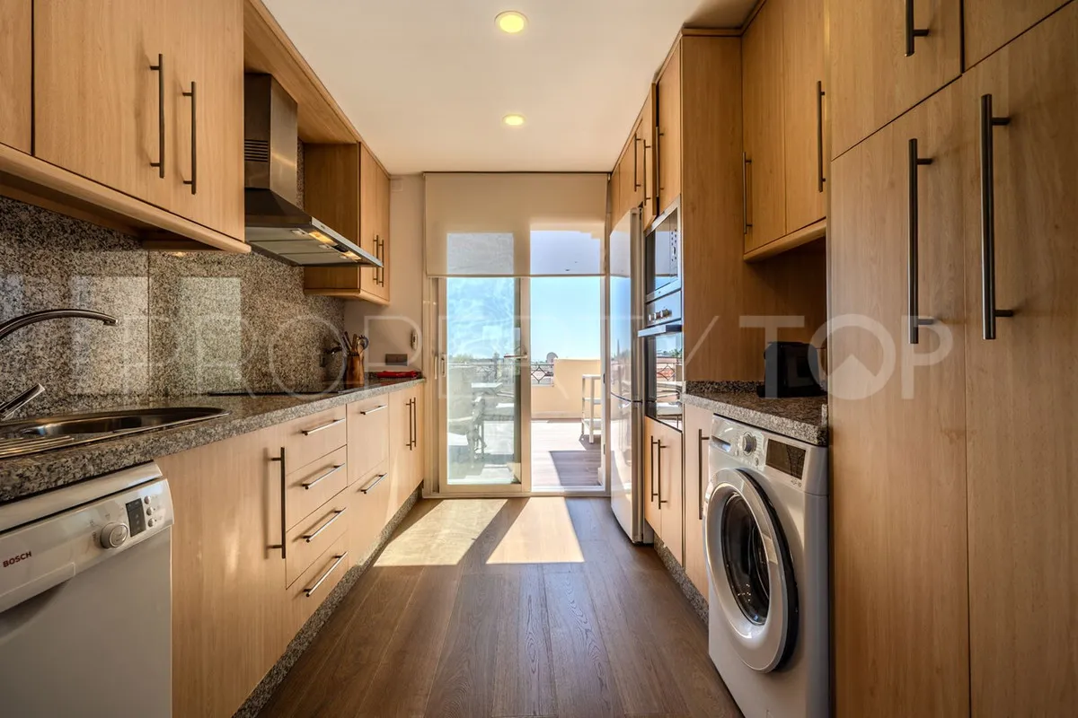 2 bedrooms penthouse in Benahavis for sale