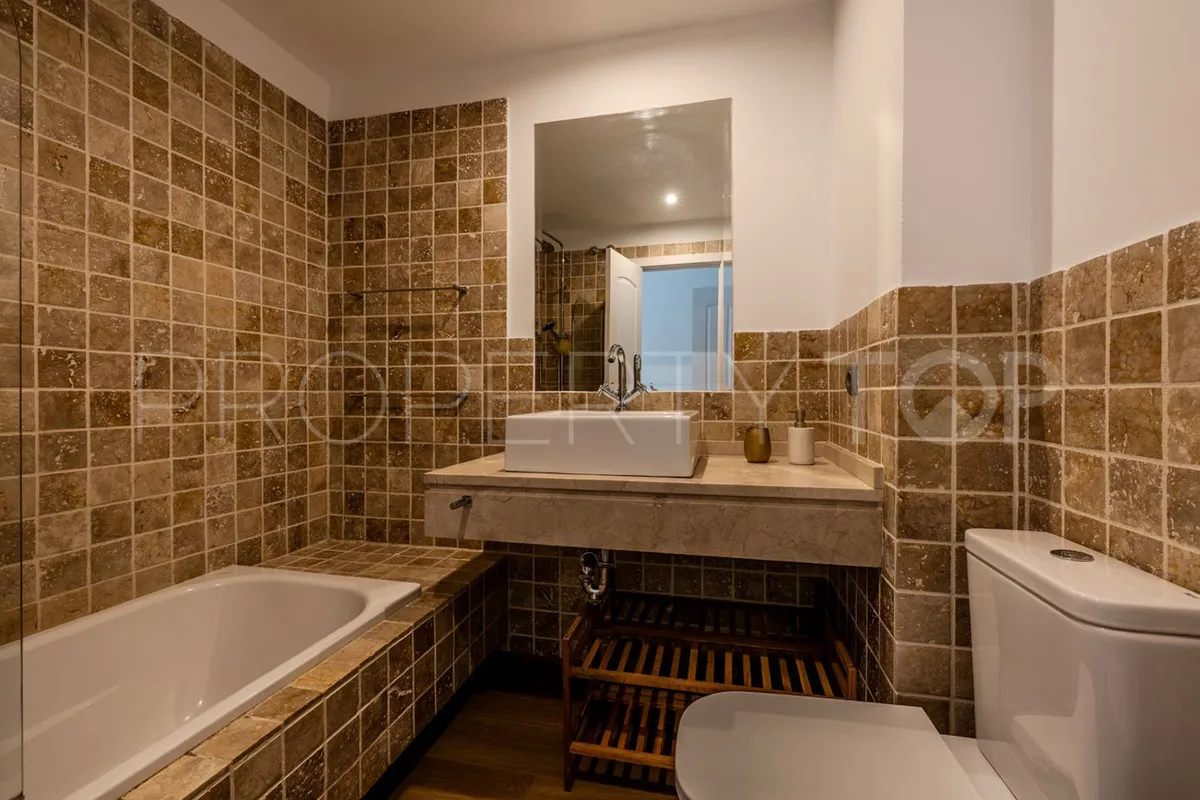2 bedrooms penthouse in Benahavis for sale