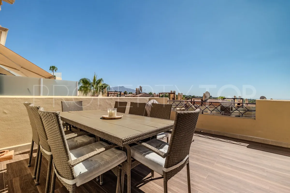 2 bedrooms penthouse in Benahavis for sale