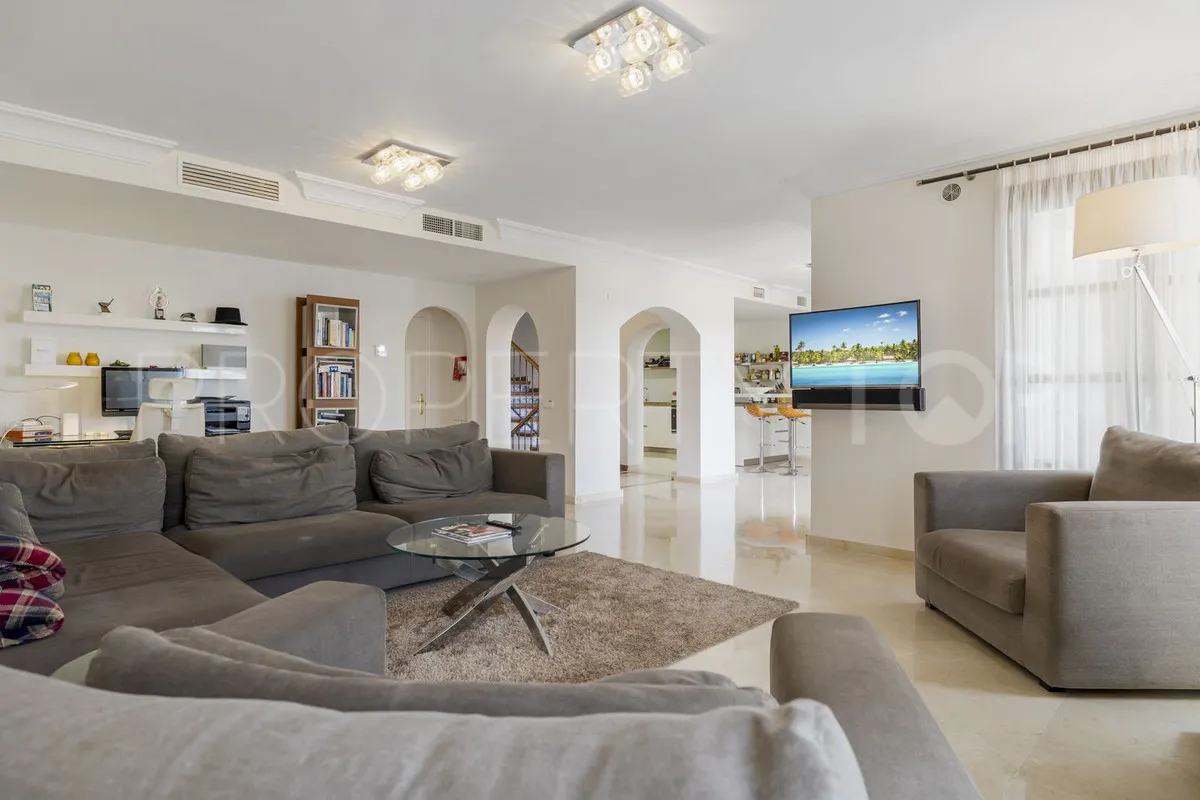 Town house for sale in Benahavis with 5 bedrooms