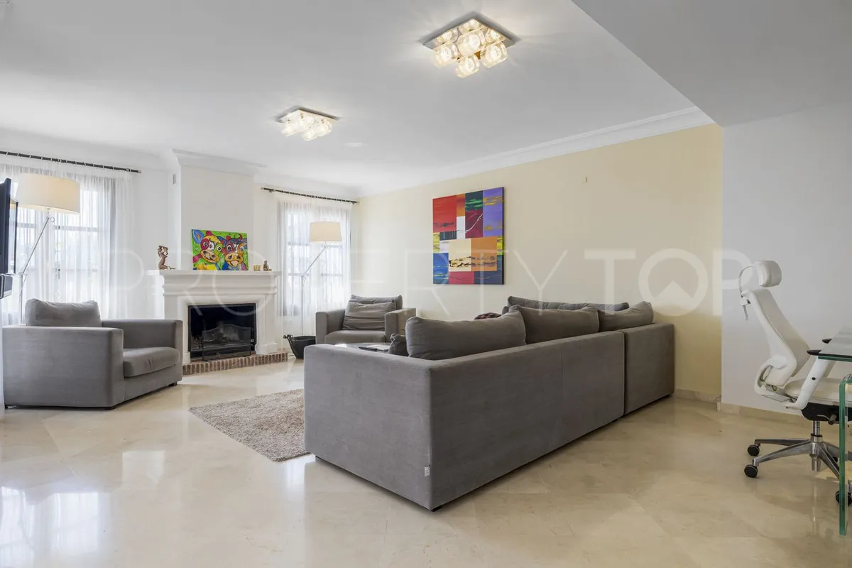 Town house for sale in Benahavis with 5 bedrooms