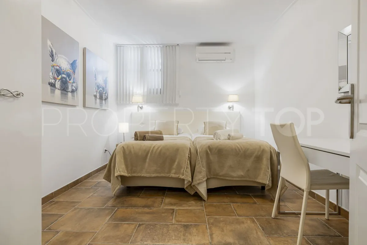 Town house for sale in Benahavis with 5 bedrooms