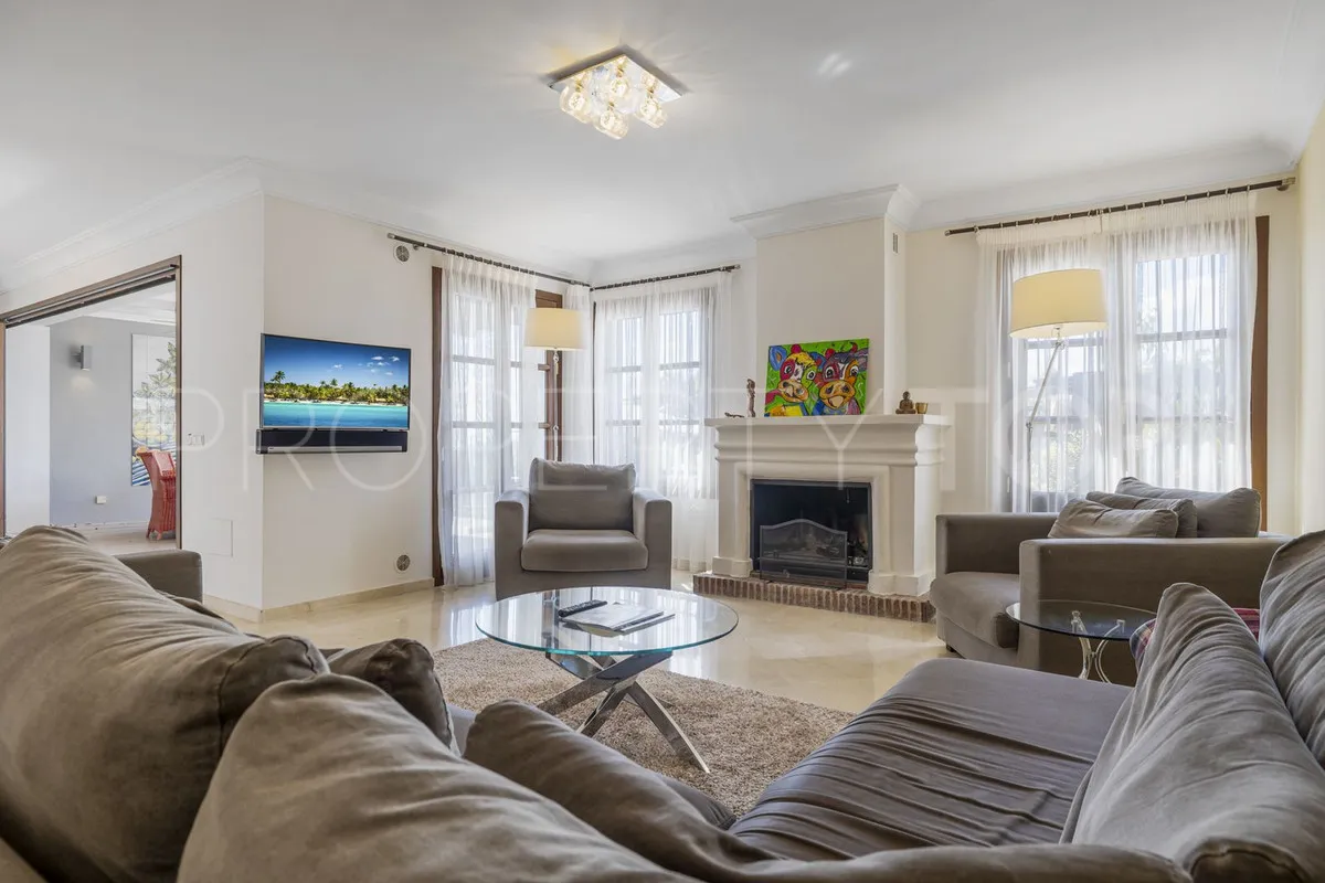 Town house for sale in Benahavis with 5 bedrooms