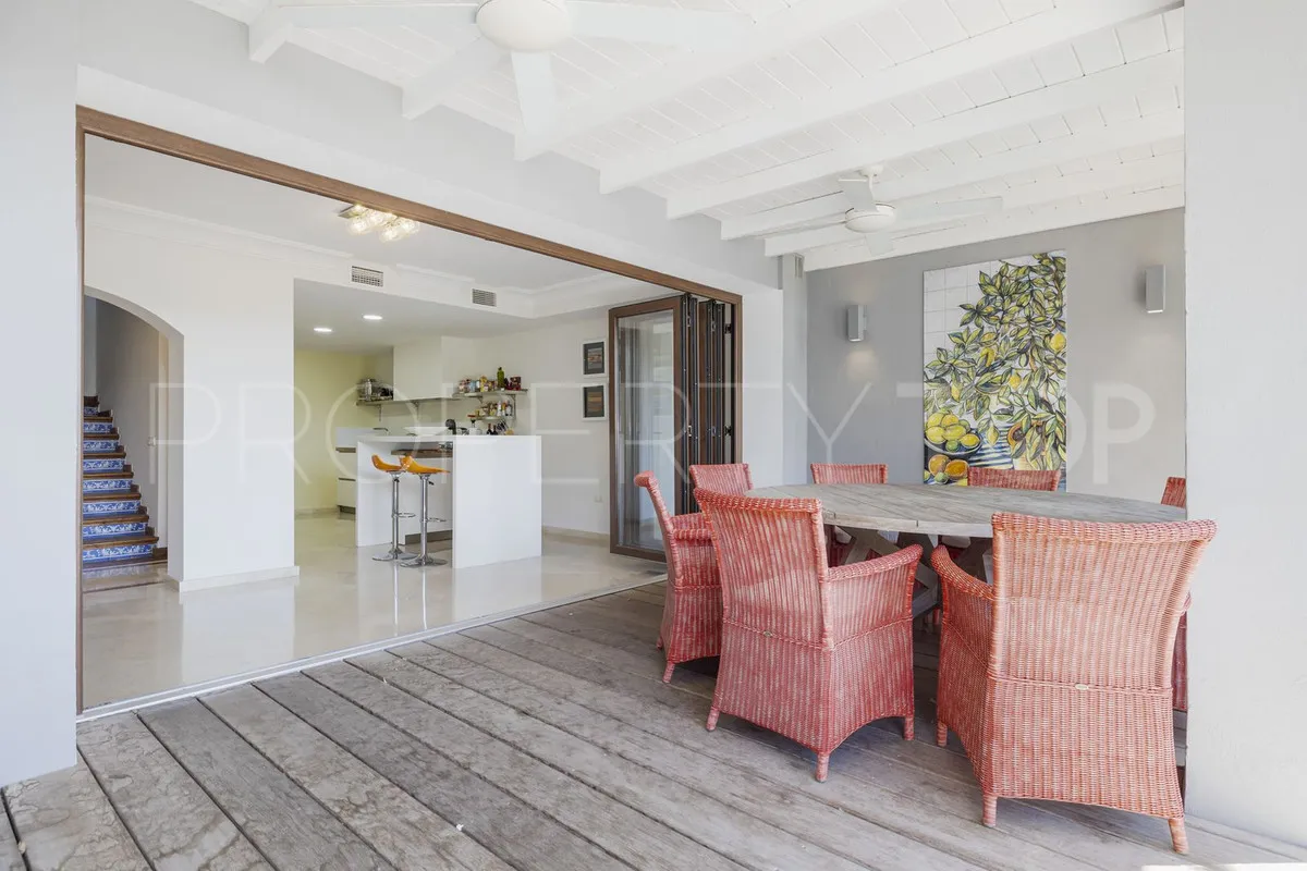 Town house for sale in Benahavis with 5 bedrooms