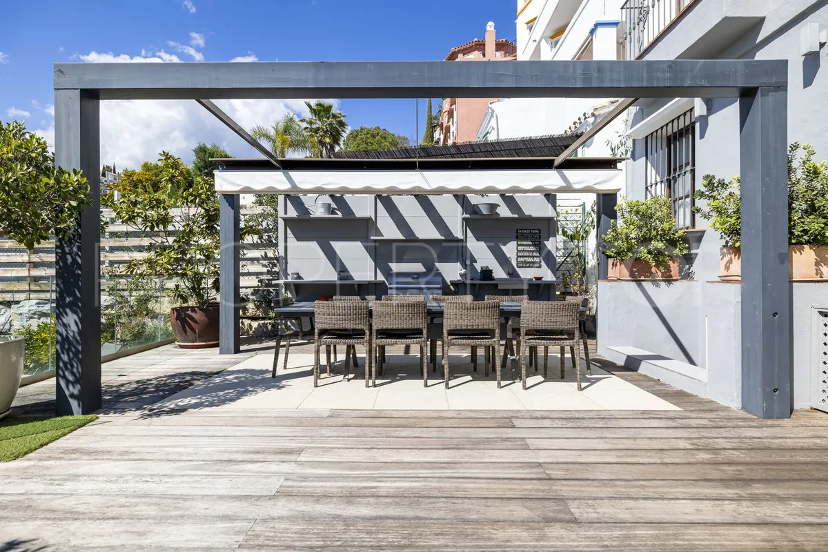 Town house for sale in Benahavis with 5 bedrooms