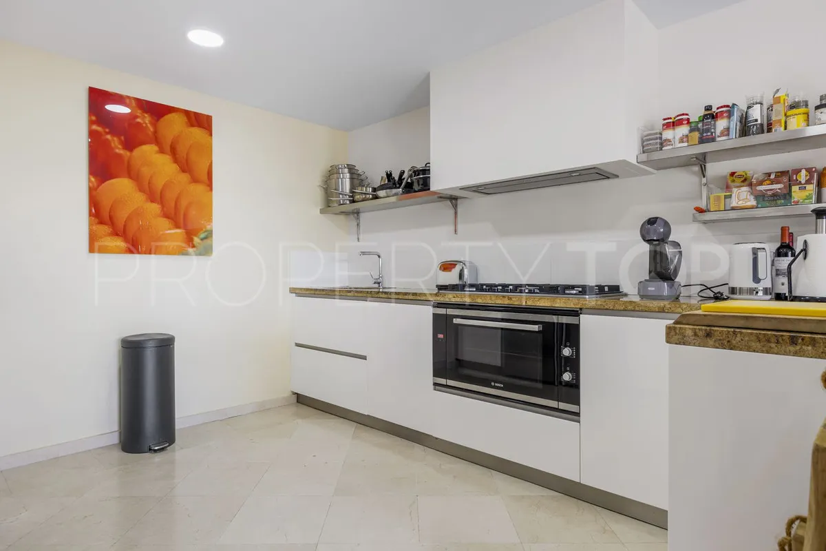 Town house for sale in Benahavis with 5 bedrooms